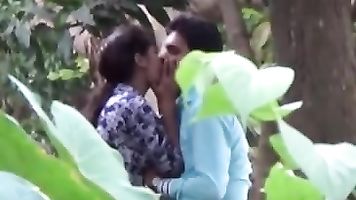 22 she want lips lock wowo beautiful kissing