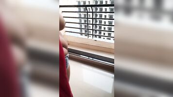 Desi dare – naked on building’s steps